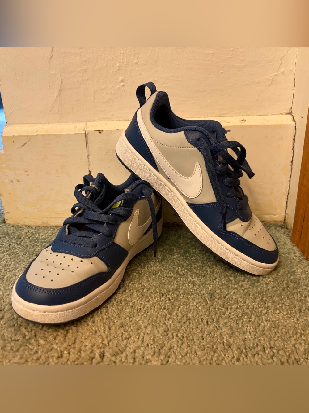 Boy’s Youth Nike blue/gray shoes Size 4 Y